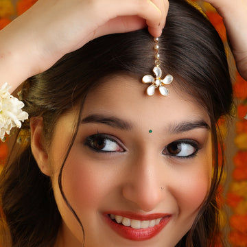 Safed Phool Kundan Five-Petal Maang Tikka