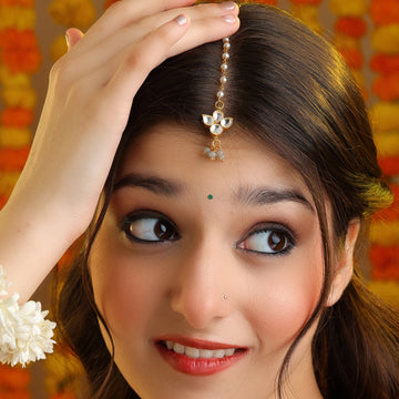 Sleti Boond Kundan Maang Tikka