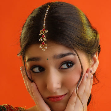 Laal Teen Boond Maang Tikka