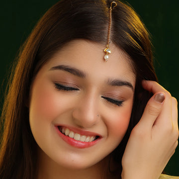 Boond Tikka Minimal Pearl Drop Maang Tikka