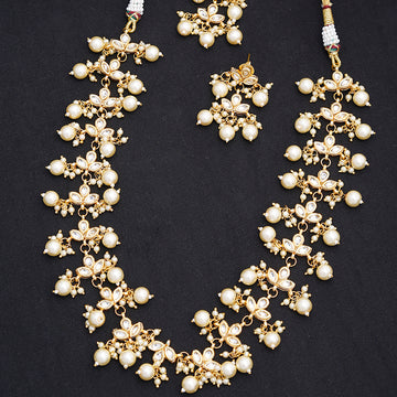 Kundan Neckpiece with Earrings